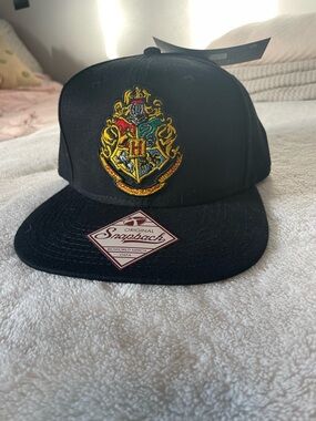 NWT Harry Potter Hogwarts Crest Black Snapback Hat